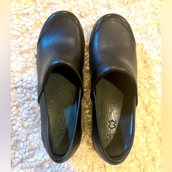 Black Leather Dansko Clogs Women’s - Picture 1 of 5